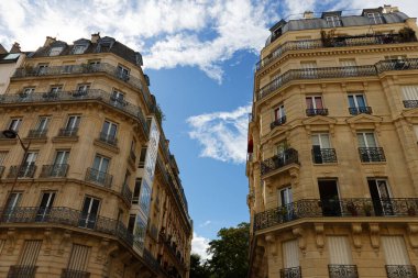 Tipik balkon ve pencereli geleneksel Fransız evlerinin cepheleri. Paris, Fransa.