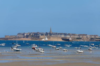Dinard, Brittany, Fransa 'nın tarihi şehri Saint-Malo' ya bakın.