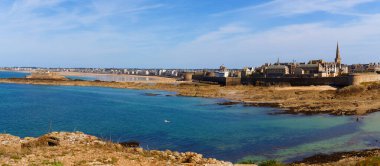Dinard, Brittany, Fransa 'nın tarihi şehri Saint-Malo' ya bakın.