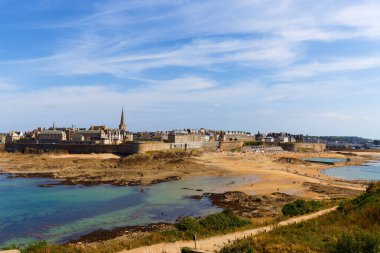 Dinard, Brittany, Fransa 'nın tarihi şehri Saint-Malo' ya bakın.