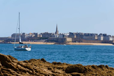 Dinard, Brittany, Fransa 'nın tarihi şehri Saint-Malo' ya bakın.