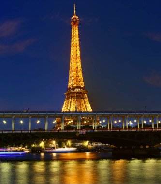 Paris, Fransa - 23 Ekim 2024: Aydınlatılmış Eyfel Kulesi ve Paris 'teki Seine Nehri' nin panoramik manzarası