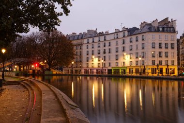 Geceleri Saint-Martin Kanalı. Fransa, Paris, Seine nehrine uzanan uzun bir kanal..