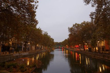 Geceleri Saint-Martin Kanalı. Fransa, Paris, Seine nehrine uzanan uzun bir kanal..