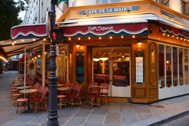 Paris, Fransa... 3 Kasım 2024: Paris 'in 3. bölgesindeki geleneksel Fransız Kafe de la Mairie, Rue de Bretagne.
