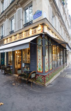 Paris, Fransa-03 Kasım 2024: Bu harika fırın Boulangerie 28 seramikleriyle yaban çiçeklerini resmeden zarif bir yer. Paris 'in 11. bölgesinde Beaumarchais Bulvarı' nda yer almaktadır..