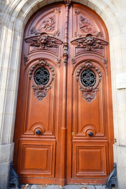 Paris, Fransa 'da eski süslü kapılar - tipik eski apartman binası.