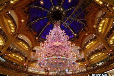 Paris, Fransa - 16 Kasım 2024: Galeries Lafayette 'deki Noel süslemesi. Paris 'in 9. bölgesinde Haussmann Bulvarı' nda bir Fransız mağaza zinciri..