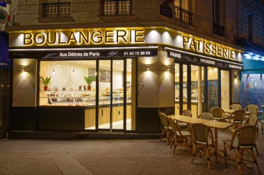 PARIS, FRANCE - 16 Kasım 2024 Aux Delices de Paris metro istasyonu Reuilly Diderot 'a yakın bir Fransız pastanesidir..