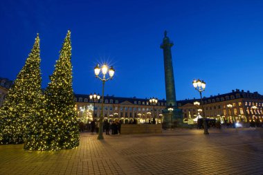 Vendome 'un 2024 Noel gecesi için dekore ettiği ünlü yer. Paris mi? Fransa.
