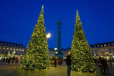 Vendome 'un 2024 Noel gecesi için dekore ettiği ünlü yer. Paris mi? Fransa.