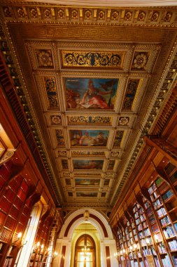 PARIS, FRANCE, SEPEMBER 22, 20 ': Lüksemburg sarayındaki kütüphanenin içi, Fransız Parlamentosu' nun iki meclisinden biri olan Fransız Senatosu 'nun evi.