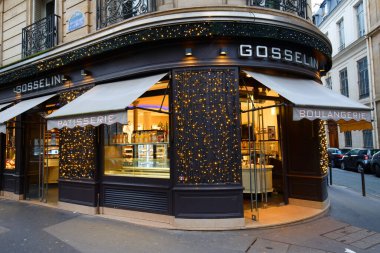 Paris, Fransa-30 Kasım 2024: Geleneksel Fransız fırını ve Gosselin Noel için dekore edilmiş pastane. Paris 'in 7. Bölgesi' ndeki St. Germain Bulvarı 'nın köşesinde güzel bir köşedeydi..