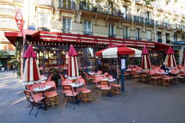 Paris, Fransa-25 Ağustos 2024: Cafe Marceau, Fransa 'nın 16. Bölgesi' nde, Marceau Bulvarı 'nda bulunan geleneksel bir Fransız kafe..