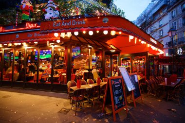 Paris, Fransa - Aralık 2024: Cafe Chouchou, Fransa 'nın Les Halles semtinde 18 Aralık 2021 tarihinde kurulmuş geleneksel bir Fransız kafe..