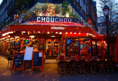 Paris, Fransa - Aralık 2024: Cafe Chouchou, Fransa 'nın Les Halles semtinde 18 Aralık 2021 tarihinde kurulmuş geleneksel bir Fransız kafe..