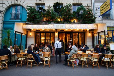 Paris, Fransa-30 Kasım 2024: Geleneksel Fransız Kafesi Louise 2024 Noel 'i için dekore edilmiştir. Paris, Fransa 'da Saint Germain Bulvarı yakınlarında yer almaktadır..