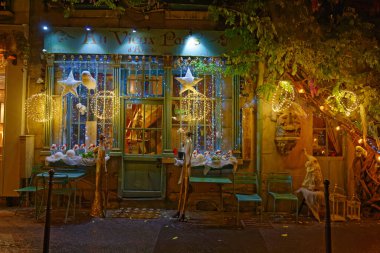 Paris, Fransa-14 Aralık 2024: Eski geleneksel Fransız Kafesi Au vieux Paris d 'Arcole Noel için dekore edilmiştir. Cite Adası 'ndaki Notre Dame Katedrali' nin yanındaki turistik bir bölgede yer almaktadır..