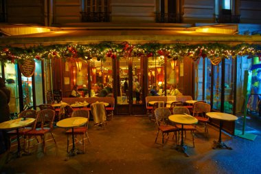 PARIS, Fransa - 14 Aralık 2024: Le Parvis 'in Noel için dekore ettiği tipik Paris restoranı. Noter Dame Katedrali 'nin yanında yer almaktadır..