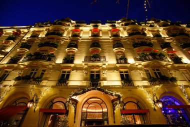 Paris, Fransa-22 Aralık 2024: The Hotel Plaza Athenee, Fransa 'nın başkenti Paris' te Brunei 'ye ait tarihi lüks bir oteldir. Paris 'in 8. bölgesinde Champs-Elysees yakınlarındaki Montaigne Bulvarı' nda bulunur. .