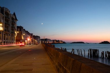 Fransa 'nın Brittany kentindeki Saint Malo şehrinin mimarisi gün batımının altında