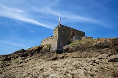 Saint Malo 'daki Fort National manzarası. Manş Denizi' ndeki gelgit adası. Britanya, Fransa