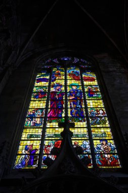 Lille, Fransa-26 Aralık 2024: Lille 'deki Saint-Maurice kilisesinde lekeli cam pencere. Fransa. Kilisenin inşası 14. yüzyıldan 19. yüzyıla kadar 400 yıldan fazla sürdü. .