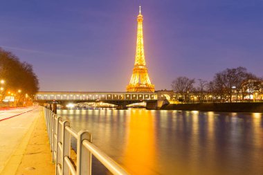 Paris, Fransa - 23 Ekim 2024: Aydınlatılmış Eyfel Kulesi ve Paris 'teki Seine Nehri' nin panoramik manzarası