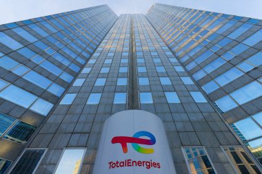 Courbevoie, Fransa, 23 Şubat 2025: Toplam Enerji olarak bilinen petrol şirketinin genel merkezinin bulunduğu kulenin dış görünüşü