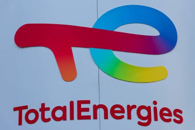 Courbevoie, Fransa - 23 Şubat 2025: Paris-la Defense iş bölgesinde çok uluslu bir entegre enerji ve petrol şirketi olan TotalEnerjileri Logosu