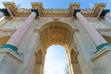 Carroussel Zaferi 1806 ve 1808 yılları arasında Napolyon 'un askeri zaferlerinin anısına inşa edilmiştir. Paris mi? Fransa.