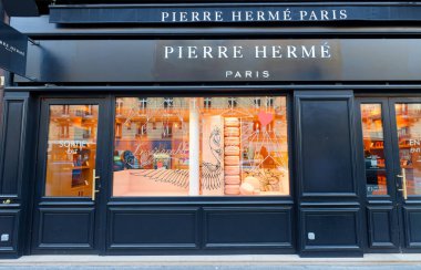 PARIS, FRANCE - 08 Mart 2025 Pierre Herme uluslararası itibarını badem kurabiyelerine borçludur. Bu dükkan Paris 'in merkezindeki Opera Bulvarı' nda bulunuyor..