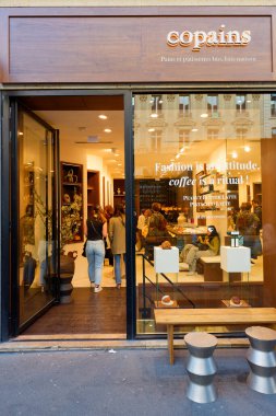 PARIS, FRANCE - 08 Mart 2025: Akdeniz 'den esinlenilmiş akvaryumlarıyla, Copains geleneksel fırın ve pastane kodlarını altüst etti. Paris 'in merkezinde Opera Bulvarı' nda yer almaktadır..