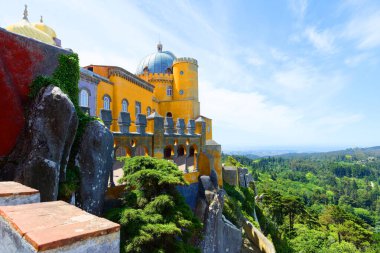 Sintra 'daki Pena Sarayı. Lizbon, Portekiz. Ünlü bir dönüm noktası. Mavi gökyüzü ile yaz sabahı manzarası.