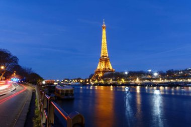 Paris, Fransa - 19 Mart 2025: Aydınlatılmış Eyfel Kulesi ve Paris 'teki Seine Nehri' nin panoramik manzarası