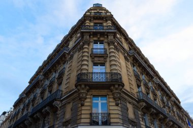 Paris 'te tipik balkonları ve pencereleri olan geleneksel Fransız evinin dış mimarisi. Fransa.