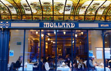 Paris, Fransa-23 Mart 2025: Geleneksel Brasserie, 100 yaşın üzerinde, Saint Lazare tren istasyonu yakınında yer alan Brasserie Mollard.