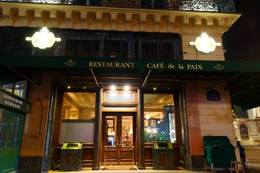 Paris, Fransa-23 Mart 2025: Paris, Fransa 'da Garnier Sarayı yakınında bulunan ünlü Cafe de la Paix. Açılışı 5 Mayıs 1862 'de yapılmıştı..