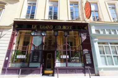 Paris, Fransa - Nisan 06, 2025: Paris 'in Palais Royal Gardens ile sınır komşusu olan 2. bölgenin merkezinde yer alan ünlü brasserie Grand Colbert.