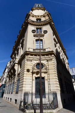 Paris 'te tipik balkonları ve pencereleri olan geleneksel Fransız evinin dış mimarisi. Fransa.