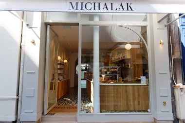 Paris, Fransa-Nisan 06, 2025: Paris 'in merkezindeki Fransız pastanesinin dış görünümü .