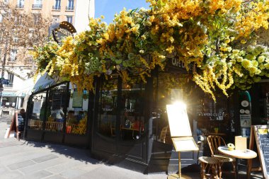 Paris, Fransa-Nisan 06, 2025: Geleneksel Fransız Kafesi Cassette. Fransa 'nın Montparnasse bölgesinde yer almaktadır..