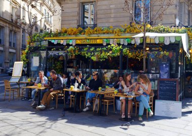 Paris, Fransa-Nisan 06, 2025: Geleneksel Fransız Kafesi Cassette. Fransa 'nın Montparnasse bölgesinde yer almaktadır..