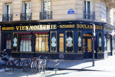 Paris, Fransa-Nisan 06, 2025: Vingtage pastanesi Au ağrı retrouve Paris 'in 6. bölgesinde yer almaktadır. Ön tarafta, cam altında altın yapraklı ahşap süslemeler var..