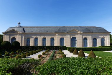 Sceaux Kalesi 'nin Portakalı, Domaine de Sceaux' yu süsleyen mermer ve taş heykel koleksiyonu için bir vitrin görevi görüyor..