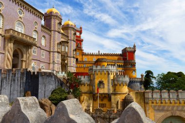Ünlü tarihi Pena sarayı Portekiz 'in Sintra kültür sahasının bir parçası. Mimari tarzların ve etkilerin eklektik karışımı. İnşaat 1842 ve 1854 yılları arasında gerçekleşti.