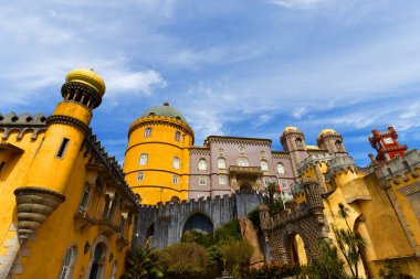 Ünlü tarihi Pena sarayı Portekiz 'in Sintra kültür sahasının bir parçası. Mimari tarzların ve etkilerin eklektik karışımı. İnşaat 1842 ve 1854 yılları arasında gerçekleşti.