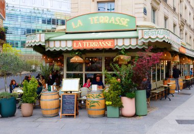 Paris, Fransa-25 Nisan 2025: La Terrasse, Paris 'in 8. Bölgesi' nde Saint Lazare tren istasyonu yakınında bulunan geleneksel bir Fransız kafe. .