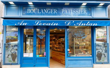 Paris, Fransa-25 Nisan 2025: Au Levain d 'Antan, Paris' in Montmartre bölgesinde bulunan ünlü bir pastanedir. Zanaatkar yaklaşımıyla tanınan fırın, geleneksel Fransız ekmek ve hamur işlerinde uzmanlaşıyor.
