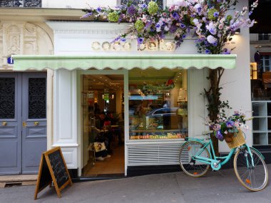 PARIS, FRANCE - 25 Nisan 2025: Coco Bello, Paris 'in Montmartre bölgesinde yer alan bir makarna dükkanıdır. Glütensiz sanatsal badem kurabiyesi ve daha pek çok şey sunuyor..